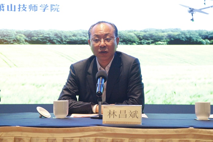 浙江省"千名飞手大培训"暨浙农广通飞防联盟启动仪式学员认真聆听无人